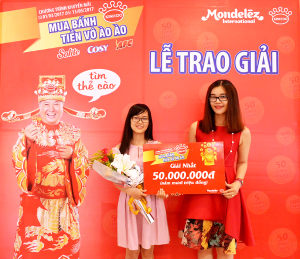 Trao giải nhất của 'Mua bánh Kinh Đô, tiền vô ào ào' ảnh 1